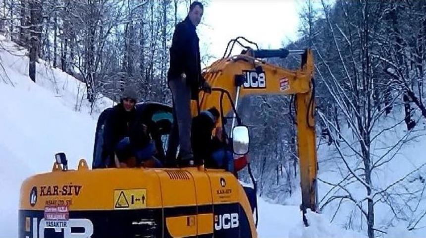 Su Arızasına Giden Belediye Ekiplerine Kar Engeli