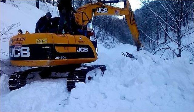 Su Arızasına Giden Belediye Ekiplerine Kar Engeli