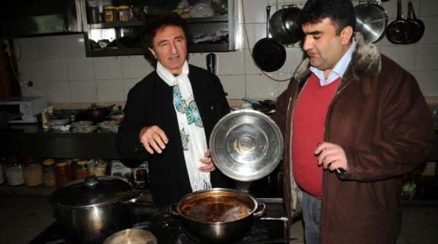 &Uuml;nl&uuml; Lokantacı &Ouml;zer: İngiltere'de T&uuml;rk Yemeklerine Ilgi K&ouml;t&uuml;