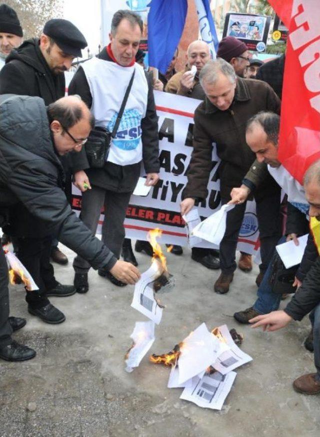 Eskişehir'deki Memurlar Da Bordro Yaktı