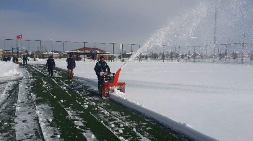 Hasan Doğan Spor Sahası&rsquo;nın Zemini Temizleniyor