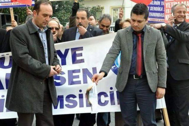 Manisa'daki Memurlar Da Bordro Yaktı