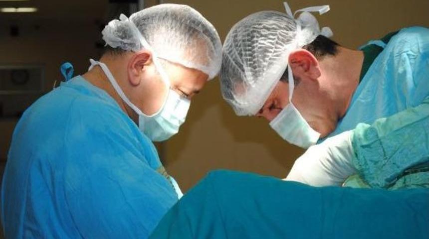 8 Santimetrelik T&uuml;m&ouml;rle Doğan Bebek Ameliyat Edildi