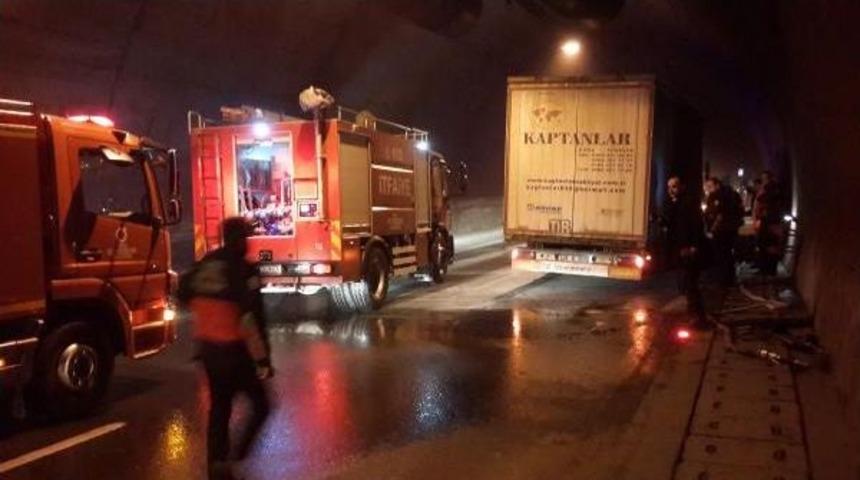 Tır'ın Lastiği 3 Bin 778 Metrelik T&uuml;nelde Yandı, Ulaşım Aksadı