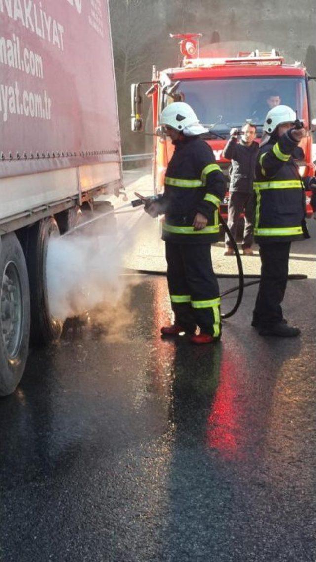 Tır ın Lastiği 3 Bin 778 Metrelik T&uuml;nelde Yandı, Ulaşım Aksadı 3
