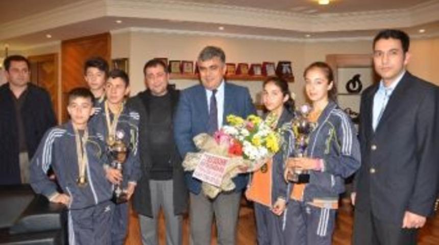 Şampiyon Kros Takımından Başkan &Ouml;zg&uuml;ven&rsquo;e Ziyaret