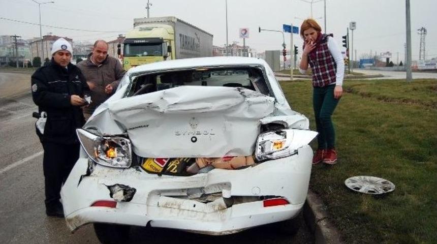 Hurda Kamyonu, &Ccedil;arptığı Otomobili Hurdaya &Ccedil;evirdi