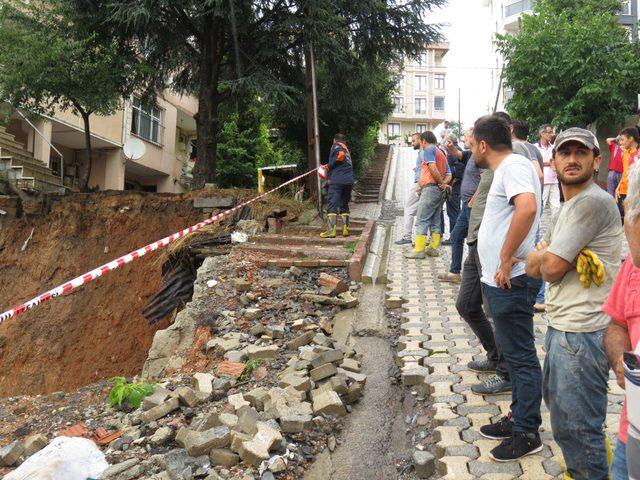 Sancaktepe'de toprak kayması:3 katlı bina boşaltıldı-1