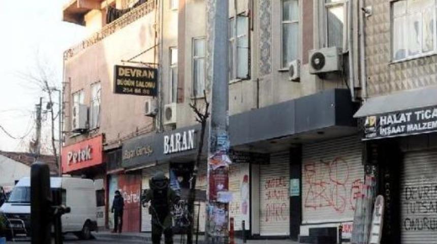 Okmeydanı'nda Mobese Direğine Bomba S&uuml;s&uuml; Verilmiş Paket Asıldı