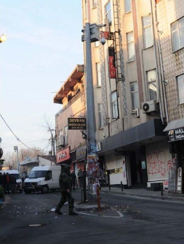 Okmeydanı'nda Mobese Direğine Bomba Süsü Verilmiş Paket Asıldı