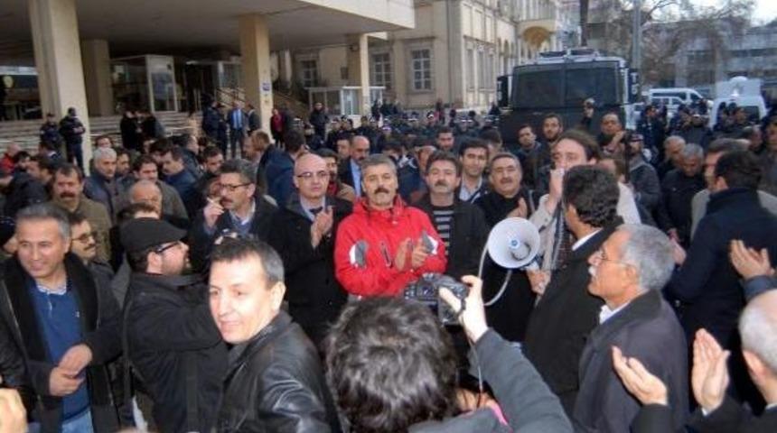 Memurlar Polise K&uuml;st&uuml;, A&ccedil;ıklama Yapmadı