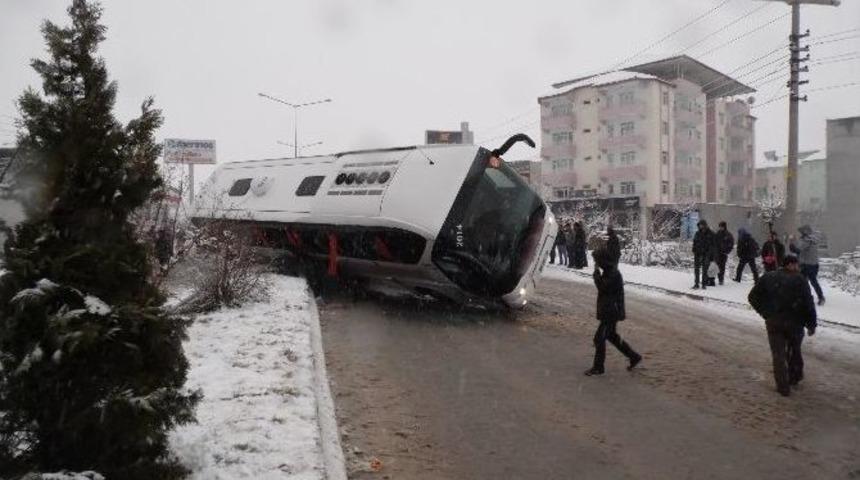 G&ouml;lbaşı&rsquo;nda Yolcu Otob&uuml;s&uuml; Devrildi