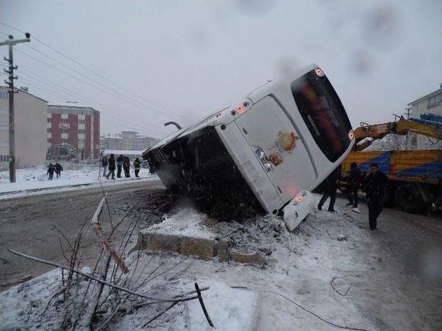 Gölbaşı’nda Yolcu Otobüsü Devrildi