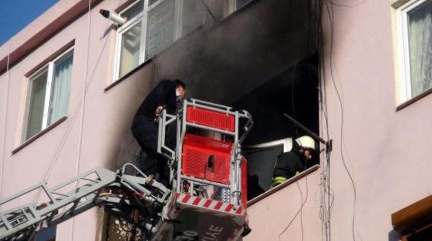 Apartman Dairesindeki Yangın Korkuttu