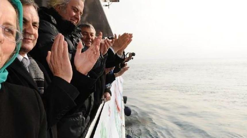 Tarık Akan, Nazım Hikmet I&ccedil;in Karanfil Attı