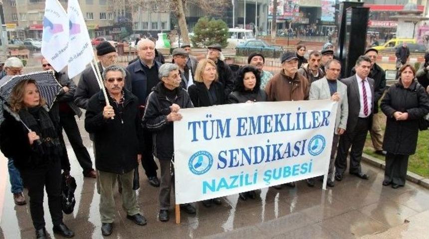 Nazilli&rsquo;de Emekliler Muayene Parası Alınmaması İ&ccedil;in İmza Topladı