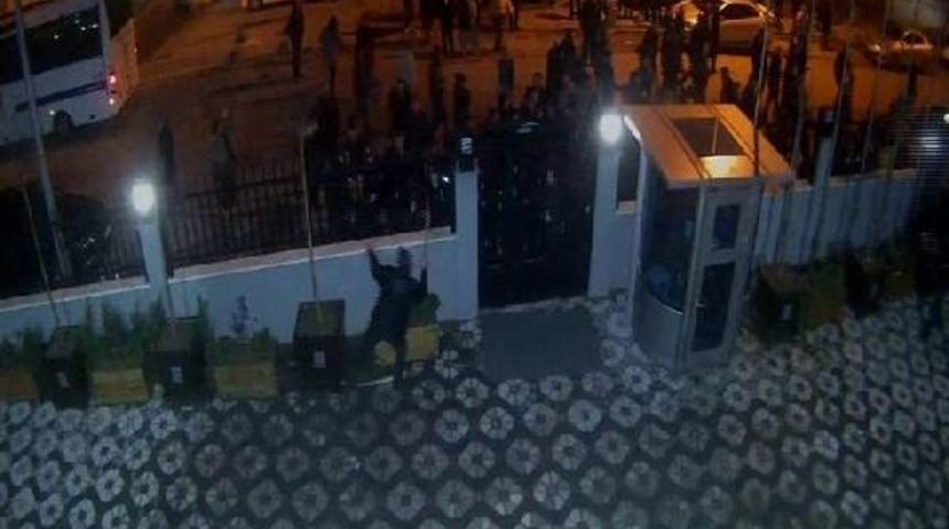 Yeni Akit Gazetesi &Ouml;n&uuml;ndeki Gerginlik G&uuml;venlik Kamerasına Da Yansıdı