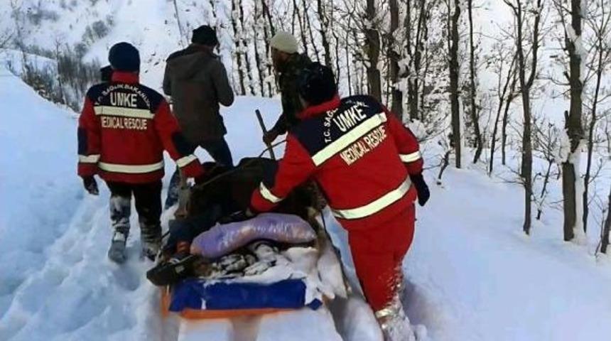 Umke Ve Sağlık Ekipleri, 2 Hastayı Kızaklarla Yaya Olarak 4 Kilometre Taşıdı