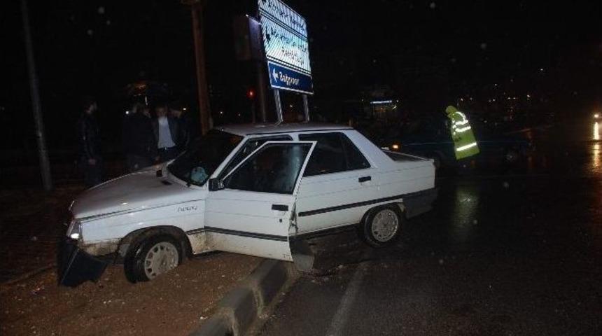 İki Otomobil &Ccedil;arpıştı: 4 Yaralı