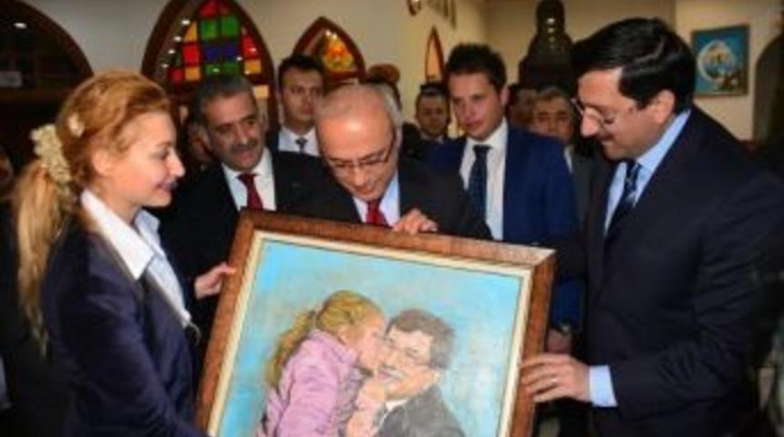 İ&ccedil;işleri Bakanı Efkan Ala, &ldquo;i&ccedil;imdeki &Ccedil;ocuk&rdquo; Resim Sergisini Gezdi