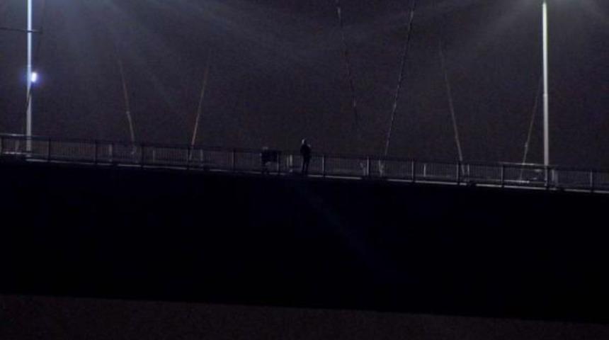 Boğazi&ccedil;i K&ouml;pr&uuml;s&uuml;'nde Intihar Girişimi