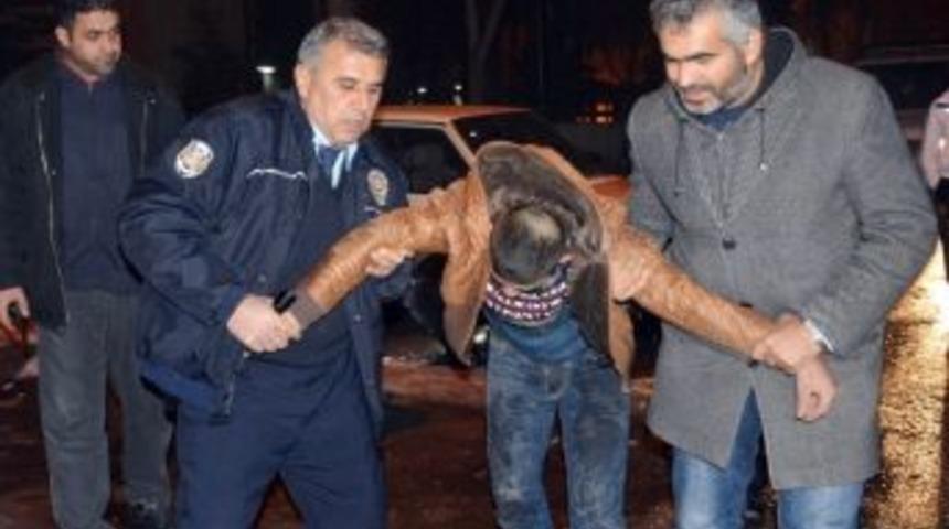 Polisten Ka&ccedil;an &Ccedil;ocuk Otomobilin Altında Yakalandı