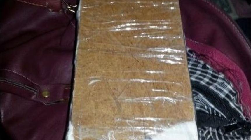 Kız &Ccedil;ocuğunun &Ccedil;antasında Uyuşturucu &Ccedil;ıktı