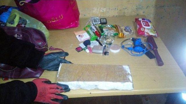 Kız &Ccedil;ocuğunun &Ccedil;antasında Uyuşturucu &Ccedil;ıktı 1