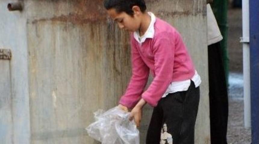 (&ouml;zel Haber) Suriyeli &Ccedil;ocukların Yiyecek Bulma Sevinci