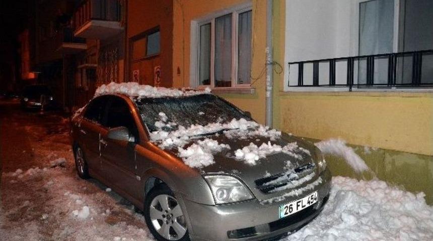 Bina &Ccedil;atısından D&uuml;şen Kar K&uuml;tlesi Ara&ccedil;ta Maddi Hasara Yol A&ccedil;tı