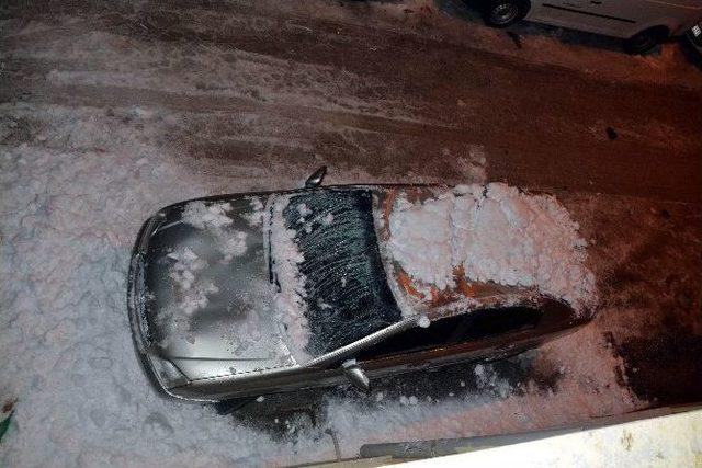 Bina &Ccedil;atısından D&uuml;şen Kar K&uuml;tlesi Ara&ccedil;ta Maddi Hasara Yol A&ccedil;tı 1