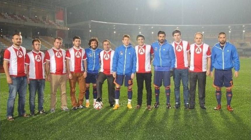 İl Emniyet M&uuml;d&uuml;r&uuml; Tonbul, Gen&ccedil;lerle Futbol Ma&ccedil;ında Bir Araya Geldi