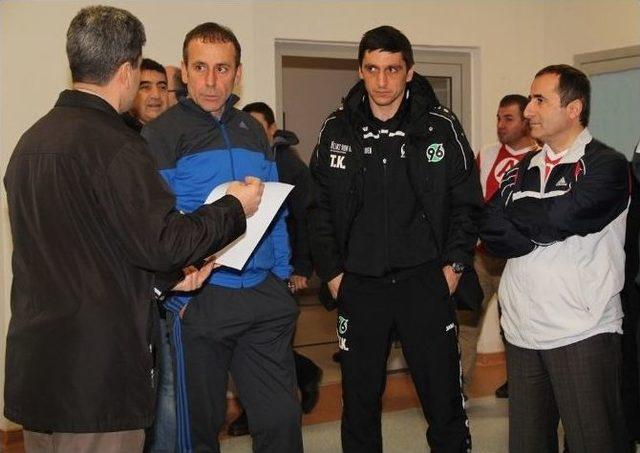 İl Emniyet M&uuml;d&uuml;r&uuml; Tonbul, Gen&ccedil;lerle Futbol Ma&ccedil;ında Bir Araya Geldi 1