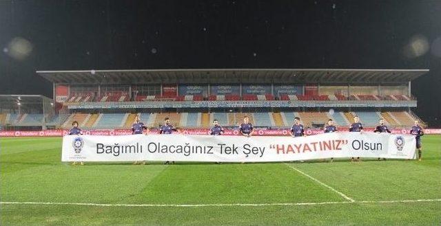 İl Emniyet M&uuml;d&uuml;r&uuml; Tonbul, Gen&ccedil;lerle Futbol Ma&ccedil;ında Bir Araya Geldi 2