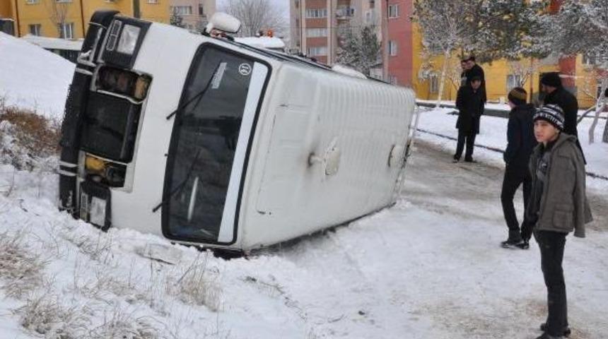 Sivas'ta Iş&ccedil;i Taşıyan Minib&uuml;s Devrildi: 5 Yaralı