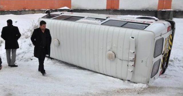 Sivas'ta Işçi Taşıyan Minibüs Devrildi: 5 Yaralı