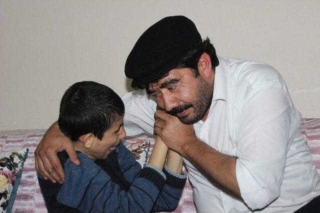 &Ccedil;ocukları İ&ccedil;in 24 Saat N&ouml;bet Tutan Aile 1