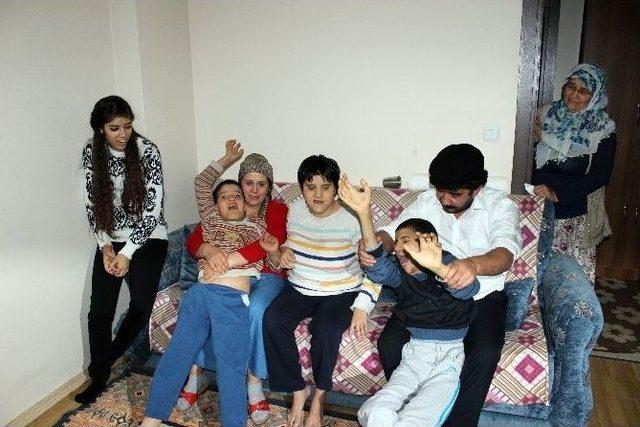 &Ccedil;ocukları İ&ccedil;in 24 Saat N&ouml;bet Tutan Aile 3