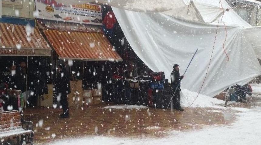 İdil&rsquo;de Kar Yağışı Hayatı Olumsuz Etkiledi