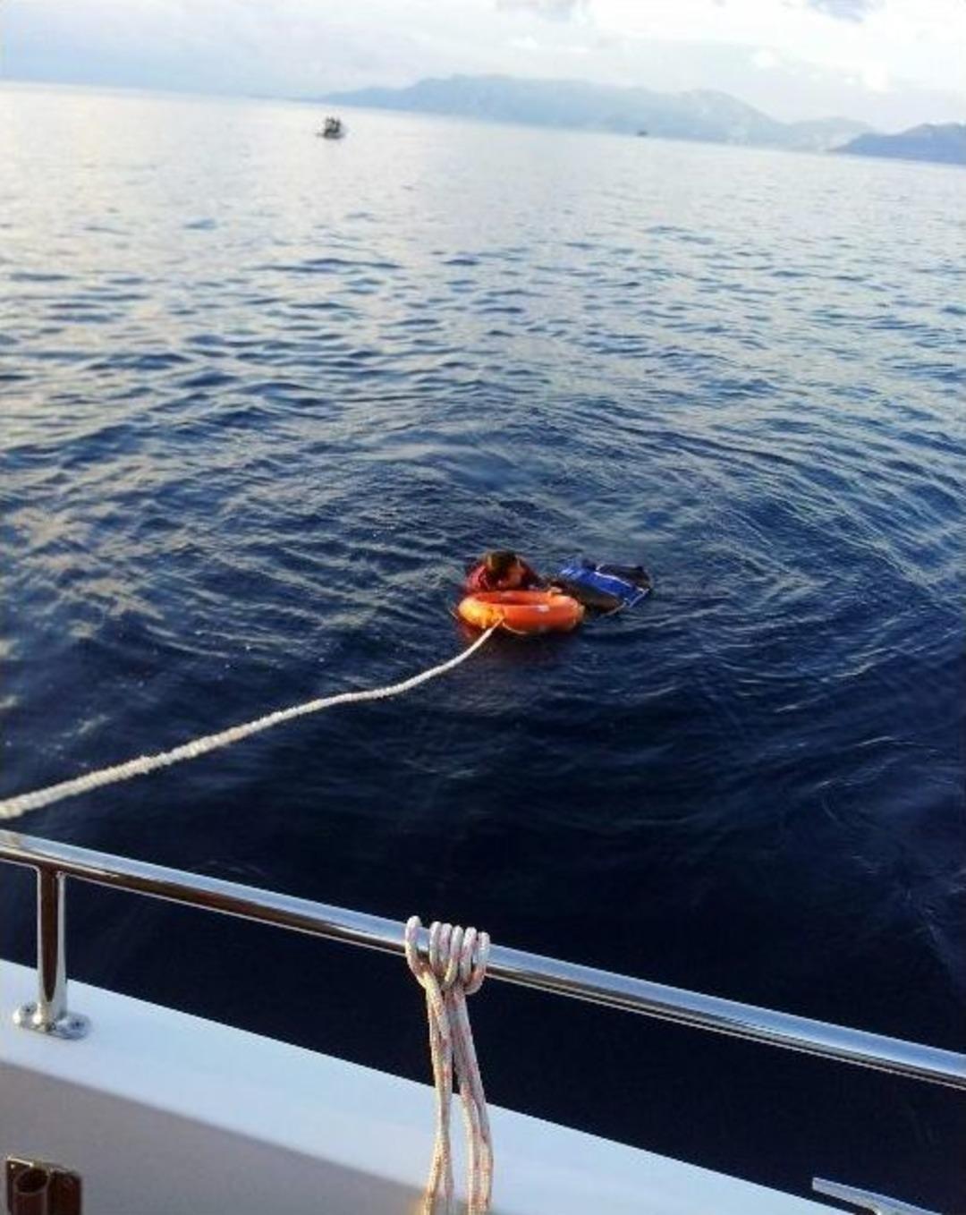 Sahil G&uuml;venliği G&ouml;ren İnsan Ka&ccedil;ak&ccedil;ısı Denize Atladı