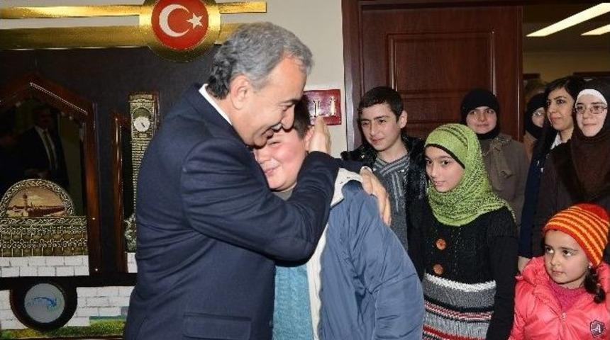 Suriyelilerden Vali B&uuml;y&uuml;k&rsquo;e Teşekk&uuml;r Ziyareti
