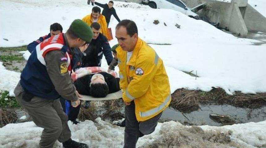 Gizli Buzlanma Sebebiyle Kayan Otomobil Menfez İnşaatına &Ccedil;arptı