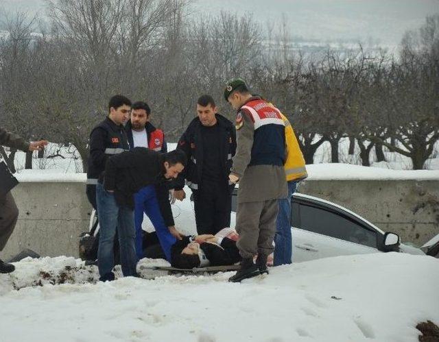 Gizli Buzlanma Sebebiyle Kayan Otomobil Menfez İnşaatına Çarptı