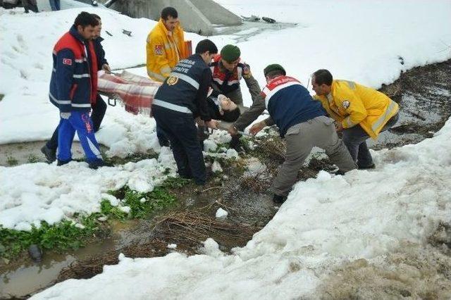 Gizli Buzlanma Sebebiyle Kayan Otomobil Menfez İnşaatına Çarptı