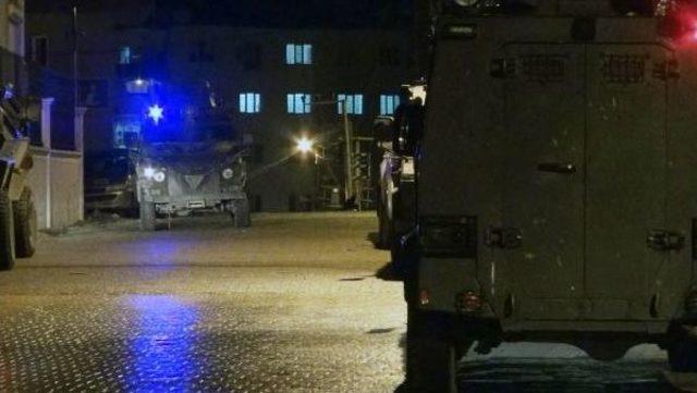 Cizre'de Bir Eve, Kimse Yokken Pencereden Patlayıcı Atıldı