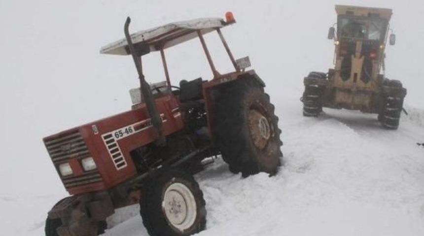 Siverek'te Kar Nedeniyle Ara&ccedil;lar Yolda Kaldı
