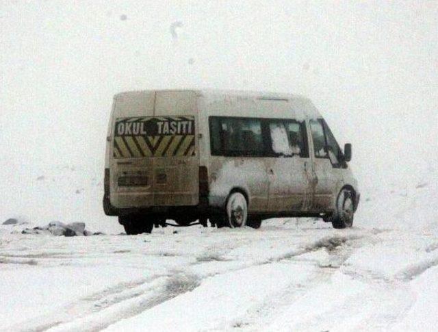 Siverek'te Kar Nedeniyle Araçlar Yolda Kaldı