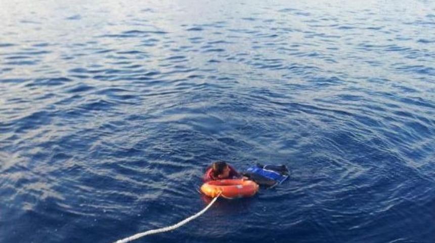 Sahil G&uuml;venliğe Yakalanmak Istemeyen Kaptan Suya Atladı