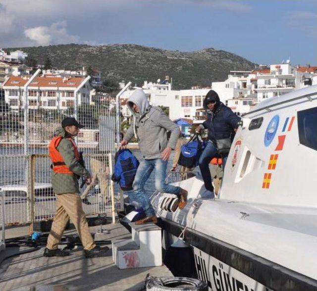 Sahil Güvenliğe Yakalanmak Istemeyen Kaptan Suya Atladı