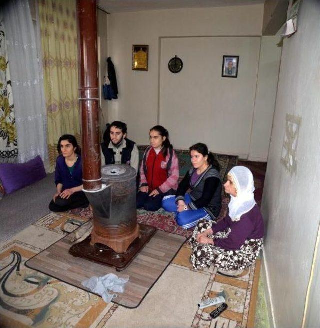 2 si Zihinsel Engelli 5 &Ccedil;ocuğuyla, A&ccedil;lıkla M&uuml;cadele Ediyor 3